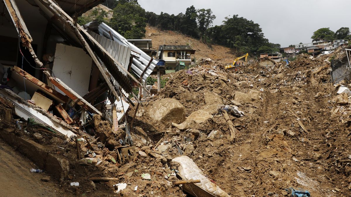 Při sesuvu půdy po přívalových deštích na Filipínách zemřelo nejméně 11 lidí
